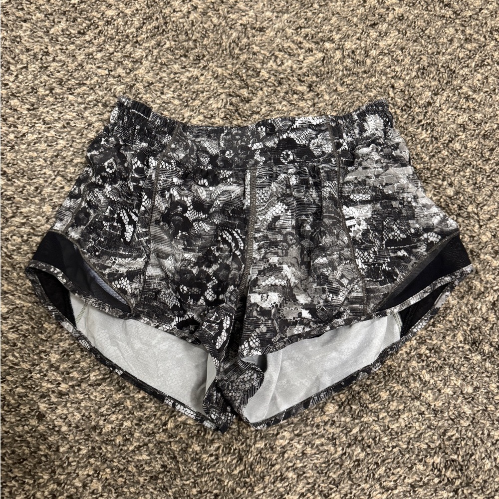 Lululemon Hotty Hot shorts 2.5”